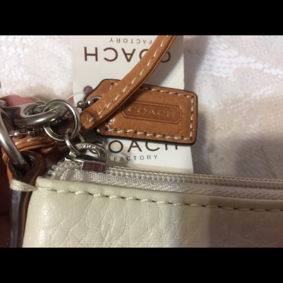 Coach F41526 Pebble Leather wristlet NWT - Picture 5 of 8